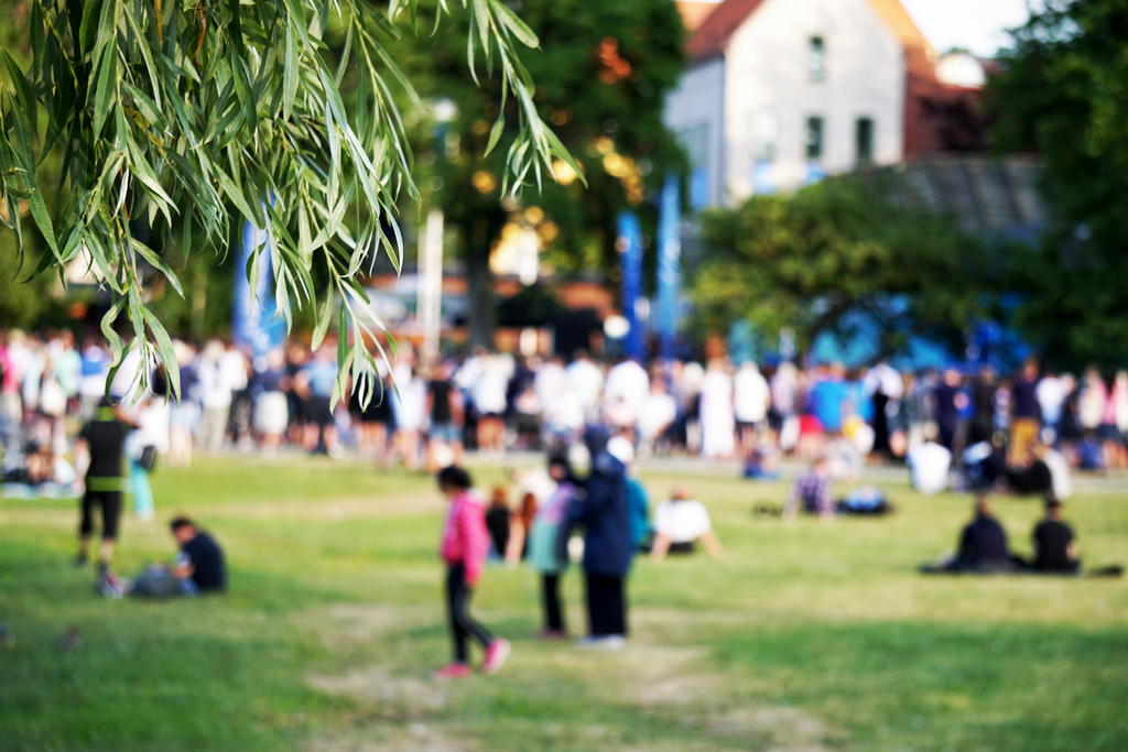 Parkmiljö i Almedalen med suddig bakgrund med människor