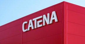 Catena Logotyp mot blå himmel