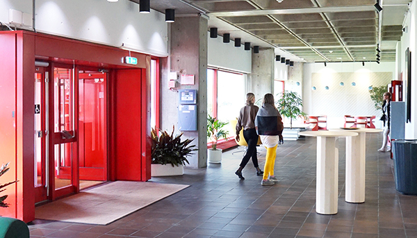 Två personer går in genom entrén till Catenas kontor i Helsingborg.